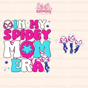 Peut inclure: Graphisme color&eacute; avec le texte "IN MY SPIDEY MOM ERA" en lettres roses, blanches et bleues. Le design comprend des personnages de Spider-Woman, une toile d'araign&eacute;e et des &eacute;toiles.