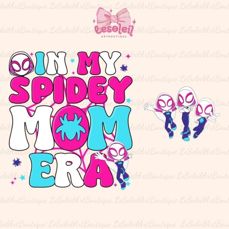 Peut inclure: Graphisme color&eacute; avec le texte "IN MY SPIDEY MOM ERA" en lettres roses, blanches et bleues. Le design comprend des personnages de Spider-Woman, une toile d'araign&eacute;e et des &eacute;toiles.