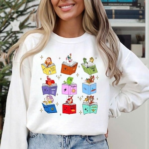 Puede incluir: Una taza de cerámica blanca con un asa negra y el texto "But First, Coffee" en negrita negra. La taza se encuentra sobre un fondo neutro, resaltando su diseño sencillo.