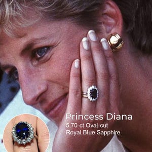 Könnte beinhalten: Ein Ring mit einem 5,70 Karat schweren, oval geschliffenen königsblauen Saphir, umgeben von einem Kranz aus vierzehn runden weißen Diamanten in einer Metallschiene. Der Text Princess Diana 5.70-ct Oval-cut Royal Blue Sapphire ist rechts sichtbar.