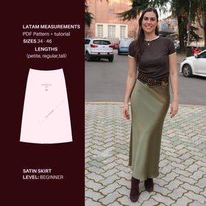 Puede incluir: Una falda larga de satén verde oliva combinada con una camiseta de manga corta marrón oscuro con bordes blancos y un cinturón ancho marrón con tachuelas. La imagen incluye un patrón digital con LATAM MEASUREMENTS, SIZES 34-46 y SATIN SKIRT.