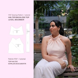 Puede incluir: Un patrón de costura en PDF y tutorial para un top halter de espalda descubierta, nivel principiante, con dibujos técnicos de las piezas del patrón junto a una fotografía de un top halter rosa claro sin mangas con pantalón blanco.