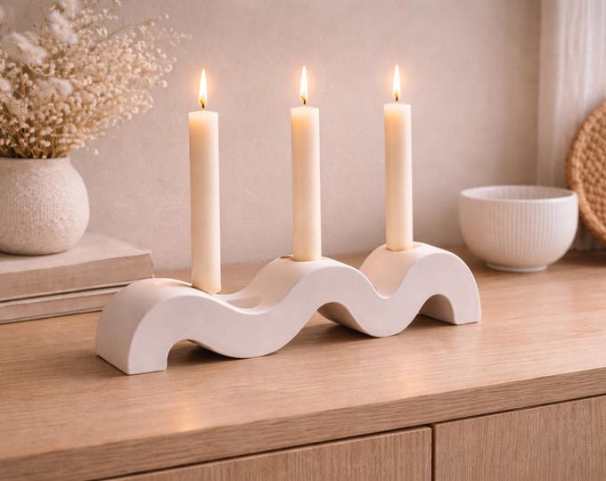 Decoration - Raysin white - Wavy-shaped candle holder - 3 taper candles - Scandi-style home accessory - Gift idea - Woman - Birthday - Retirement