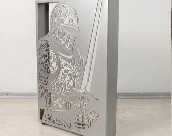 Metallbordsben med riddardesign: Silverfärgat matbord och skrivbordsunderrede