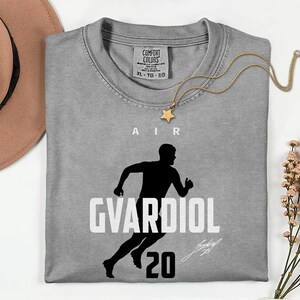 Croatia Football Star Tribute Design, Comfort Colors® Air Gvardiol 20 Graphic Tee, 2026 World Cup Soccer Fan Unisex T-Shirt imagem 8