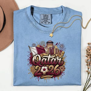 Camiseta de fútbol de Qatar 2026 Comfort Colors®, camiseta gráfica estilo fútbol para aficionados al deporte, regalo para seguidores, camiseta unisex del país del torneo mundial. imagen 15