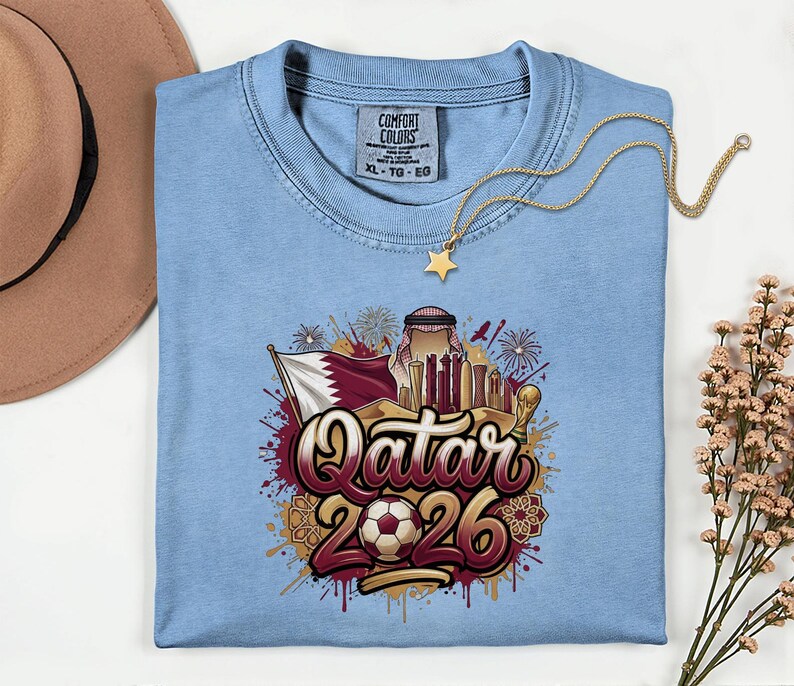Camiseta de fútbol de Qatar 2026 Comfort Colors®, camiseta gráfica estilo fútbol para aficionados al deporte, regalo para seguidores, camiseta unisex del país del torneo mundial. imagen 15