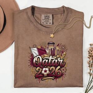 Camiseta de fútbol de Qatar 2026 Comfort Colors®, camiseta gráfica estilo fútbol para aficionados al deporte, regalo para seguidores, camiseta unisex del país del torneo mundial. imagen 7