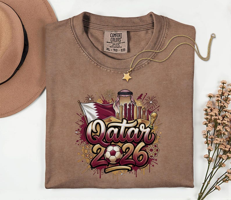 Camiseta de fútbol de Qatar 2026 Comfort Colors®, camiseta gráfica estilo fútbol para aficionados al deporte, regalo para seguidores, camiseta unisex del país del torneo mundial. imagen 7