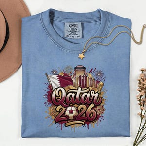 Camiseta de fútbol de Qatar 2026 Comfort Colors®, camiseta gráfica estilo fútbol para aficionados al deporte, regalo para seguidores, camiseta unisex del país del torneo mundial. imagen 4