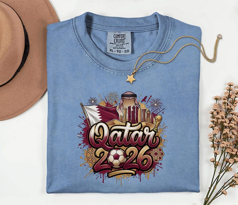 Camiseta de fútbol de Qatar 2026 Comfort Colors®, camiseta gráfica estilo fútbol para aficionados al deporte, regalo para seguidores, camiseta unisex del país del torneo mundial. imagen 4