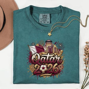 Camiseta de fútbol de Qatar 2026 Comfort Colors®, camiseta gráfica estilo fútbol para aficionados al deporte, regalo para seguidores, camiseta unisex del país del torneo mundial. imagen 5