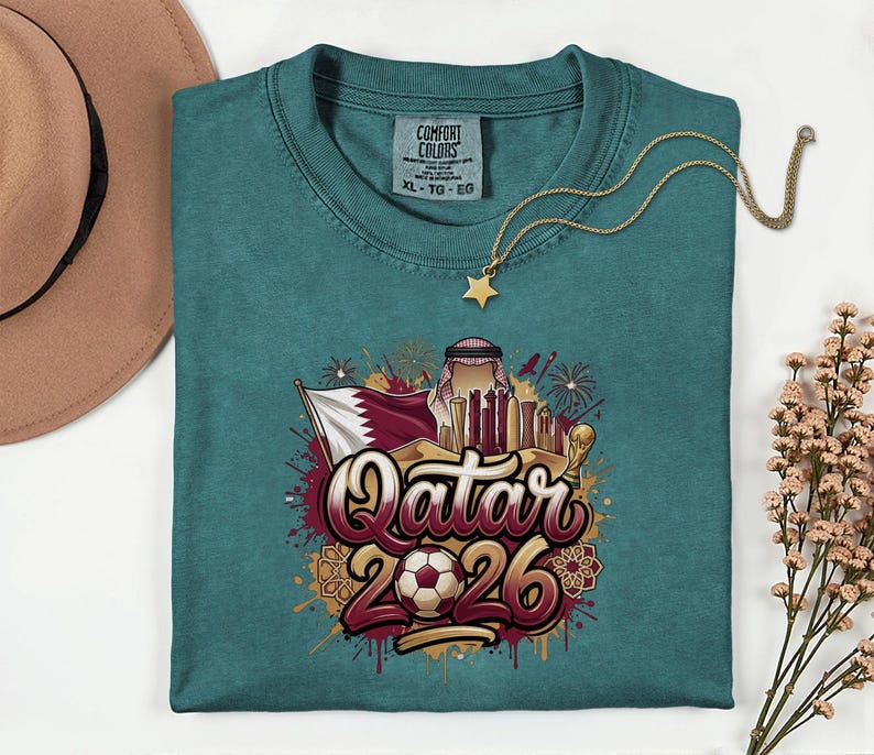 Camiseta de fútbol de Qatar 2026 Comfort Colors®, camiseta gráfica estilo fútbol para aficionados al deporte, regalo para seguidores, camiseta unisex del país del torneo mundial. imagen 5