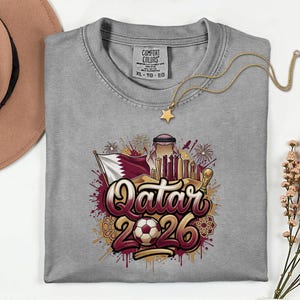 Camiseta de fútbol de Qatar 2026 Comfort Colors®, camiseta gráfica estilo fútbol para aficionados al deporte, regalo para seguidores, camiseta unisex del país del torneo mundial. imagen 10