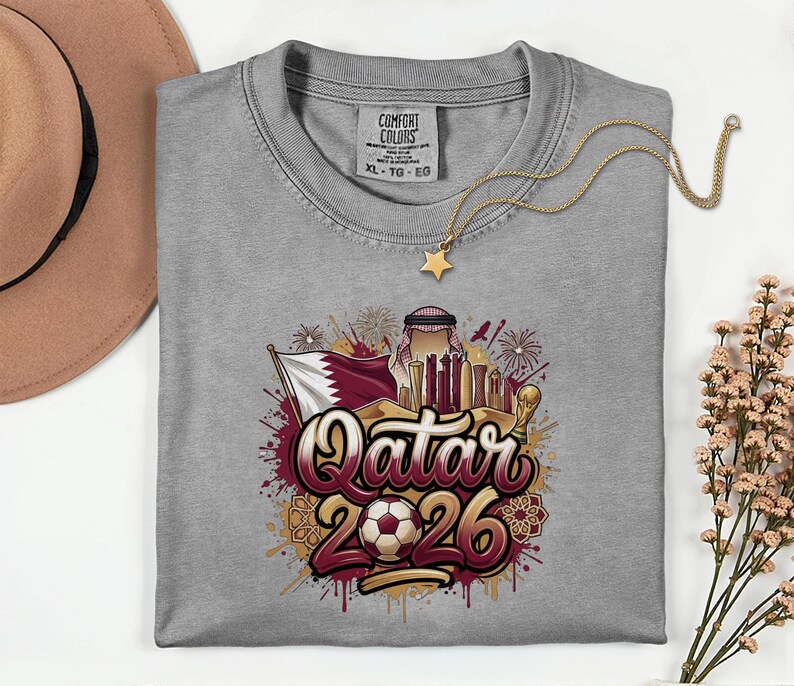 Camiseta de fútbol de Qatar 2026 Comfort Colors®, camiseta gráfica estilo fútbol para aficionados al deporte, regalo para seguidores, camiseta unisex del país del torneo mundial. imagen 10