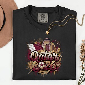 Camiseta de fútbol de Qatar 2026 Comfort Colors®, camiseta gráfica estilo fútbol para aficionados al deporte, regalo para seguidores, camiseta unisex del país del torneo mundial. imagen 3