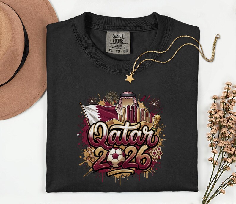 Camiseta de fútbol de Qatar 2026 Comfort Colors®, camiseta gráfica estilo fútbol para aficionados al deporte, regalo para seguidores, camiseta unisex del país del torneo mundial. imagen 3