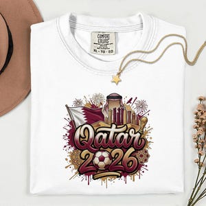 Camiseta de fútbol de Qatar 2026 Comfort Colors®, camiseta gráfica estilo fútbol para aficionados al deporte, regalo para seguidores, camiseta unisex del país del torneo mundial. imagen 17