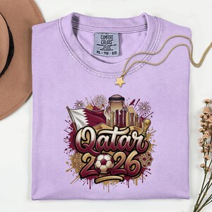 Camiseta de fútbol de Qatar 2026 Comfort Colors®, camiseta gráfica estilo fútbol para aficionados al deporte, regalo para seguidores, camiseta unisex del país del torneo mundial. imagen 14