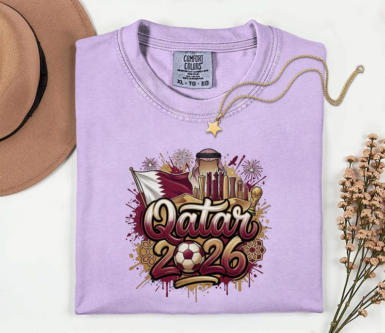 Camiseta de fútbol de Qatar 2026 Comfort Colors®, camiseta gráfica estilo fútbol para aficionados al deporte, regalo para seguidores, camiseta unisex del país del torneo mundial. imagen 14