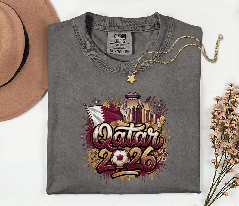 Camiseta de fútbol de Qatar 2026 Comfort Colors®, camiseta gráfica estilo fútbol para aficionados al deporte, regalo para seguidores, camiseta unisex del país del torneo mundial. imagen 1