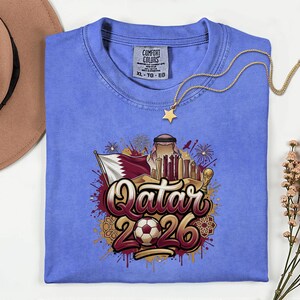 Camiseta de fútbol de Qatar 2026 Comfort Colors®, camiseta gráfica estilo fútbol para aficionados al deporte, regalo para seguidores, camiseta unisex del país del torneo mundial. imagen 8