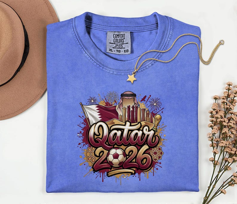 Camiseta de fútbol de Qatar 2026 Comfort Colors®, camiseta gráfica estilo fútbol para aficionados al deporte, regalo para seguidores, camiseta unisex del país del torneo mundial. imagen 8