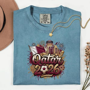 Camiseta de fútbol de Qatar 2026 Comfort Colors®, camiseta gráfica estilo fútbol para aficionados al deporte, regalo para seguidores, camiseta unisex del país del torneo mundial. imagen 11
