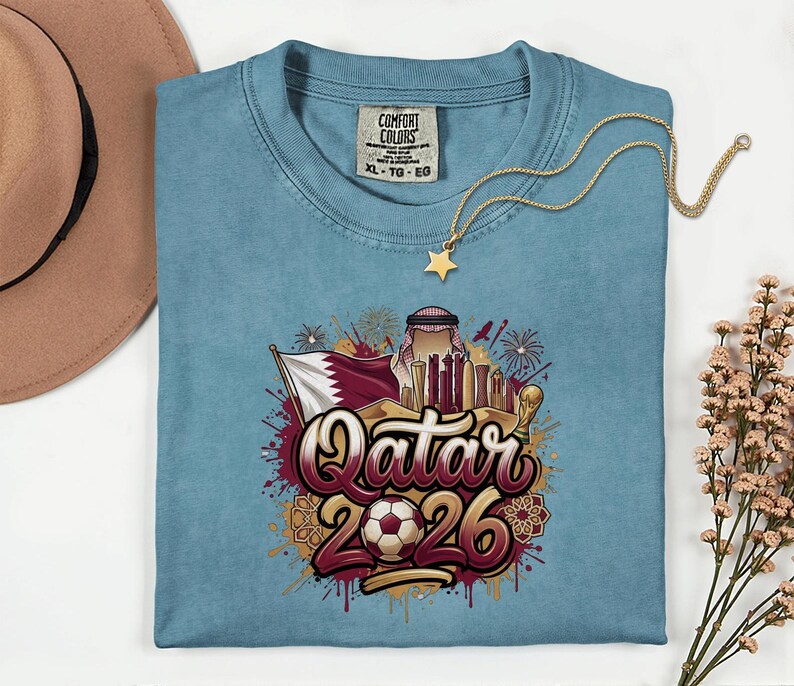 Camiseta de fútbol de Qatar 2026 Comfort Colors®, camiseta gráfica estilo fútbol para aficionados al deporte, regalo para seguidores, camiseta unisex del país del torneo mundial. imagen 11