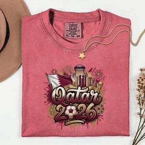 Camiseta de fútbol de Qatar 2026 Comfort Colors®, camiseta gráfica estilo fútbol para aficionados al deporte, regalo para seguidores, camiseta unisex del país del torneo mundial. imagen 16