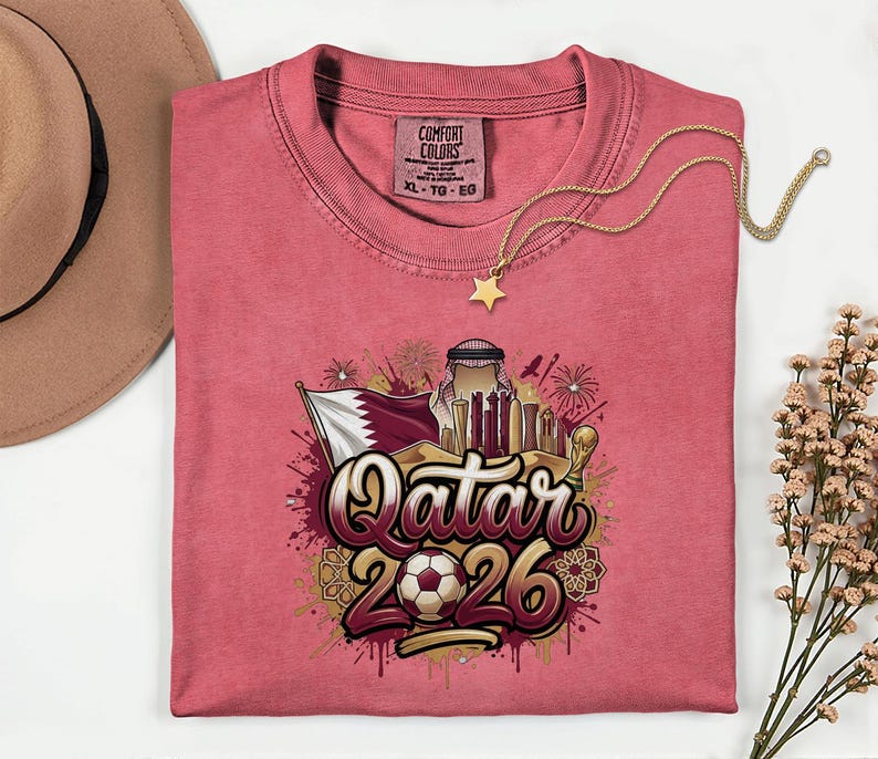 Camiseta de fútbol de Qatar 2026 Comfort Colors®, camiseta gráfica estilo fútbol para aficionados al deporte, regalo para seguidores, camiseta unisex del país del torneo mundial. imagen 16