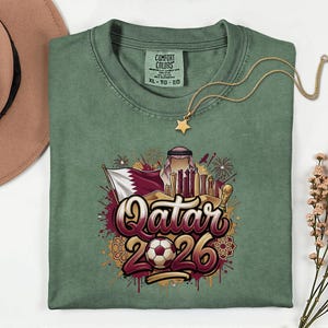 Camiseta de fútbol de Qatar 2026 Comfort Colors®, camiseta gráfica estilo fútbol para aficionados al deporte, regalo para seguidores, camiseta unisex del país del torneo mundial. imagen 12