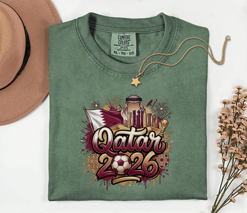 Camiseta de fútbol de Qatar 2026 Comfort Colors®, camiseta gráfica estilo fútbol para aficionados al deporte, regalo para seguidores, camiseta unisex del país del torneo mundial. imagen 12