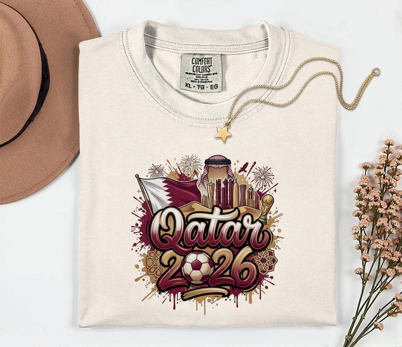 Camiseta de fútbol de Qatar 2026 Comfort Colors®, camiseta gráfica estilo fútbol para aficionados al deporte, regalo para seguidores, camiseta unisex del país del torneo mundial. imagen 2