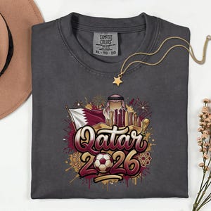 Camiseta de fútbol de Qatar 2026 Comfort Colors®, camiseta gráfica estilo fútbol para aficionados al deporte, regalo para seguidores, camiseta unisex del país del torneo mundial. imagen 9
