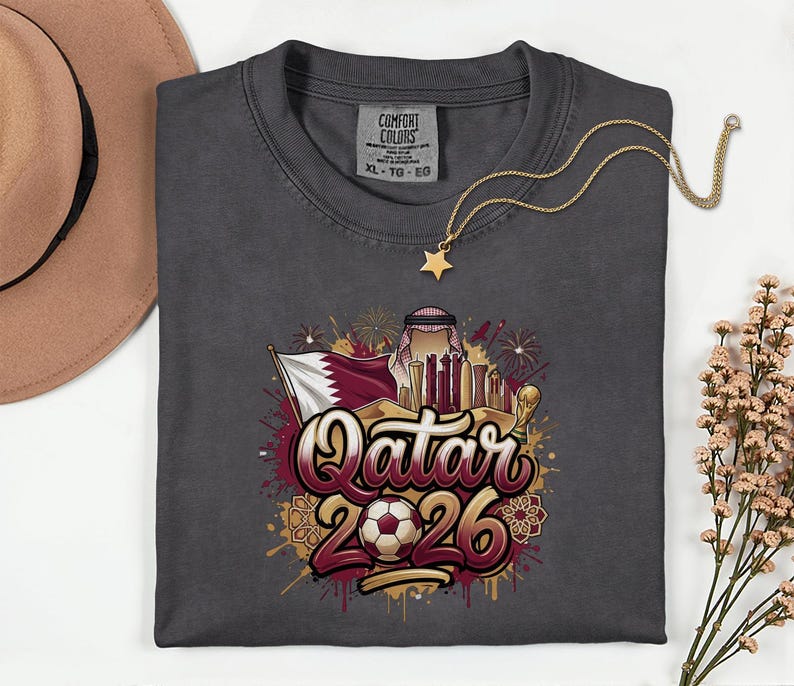 Camiseta de fútbol de Qatar 2026 Comfort Colors®, camiseta gráfica estilo fútbol para aficionados al deporte, regalo para seguidores, camiseta unisex del país del torneo mundial. imagen 9