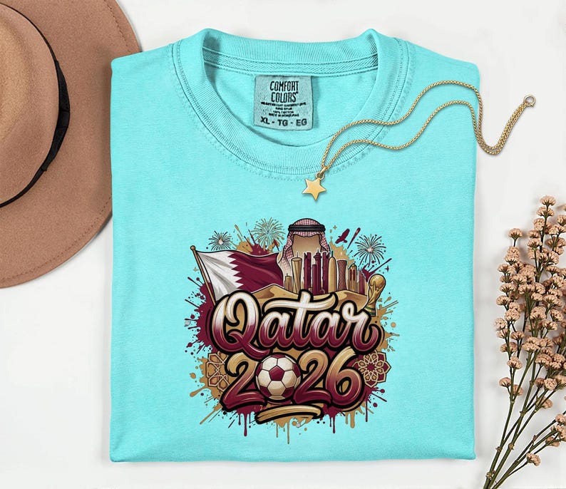Camiseta de fútbol de Qatar 2026 Comfort Colors®, camiseta gráfica estilo fútbol para aficionados al deporte, regalo para seguidores, camiseta unisex del país del torneo mundial. imagen 6