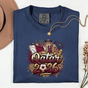 Camiseta de fútbol de Qatar 2026 Comfort Colors®, camiseta gráfica estilo fútbol para aficionados al deporte, regalo para seguidores, camiseta unisex del país del torneo mundial. imagen 13