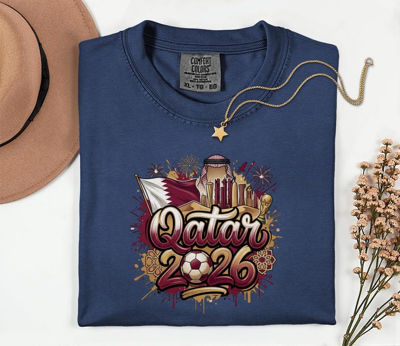 Camiseta de fútbol de Qatar 2026 Comfort Colors®, camiseta gráfica estilo fútbol para aficionados al deporte, regalo para seguidores, camiseta unisex del país del torneo mundial. imagen 13