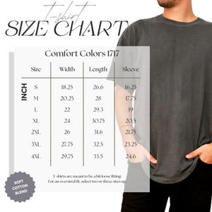 以下が含まれることがあります： Comfort Colors 1717 Tシャツのサイズチャート。インチ単位で、Sから4XLまでのサイズで、幅、長さ、袖の寸法を詳細に示しています。ゆったりとしたフィット感とオーバーサイズの推奨事項に関する注意書きも含まれています。