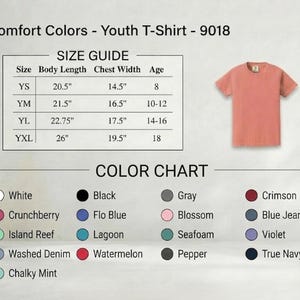 以下が含まれることがあります： サンゴ色のユースTシャツ。サイズガイドとカラーチャートが表示されています。サイズガイドには、YS、YM、YL、YXLのサイズの体の長さと胸囲がインチで記載されています。カラーチャートには、白、黒、クリムゾンなど、さまざまな色が表示されています。