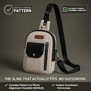 Könnte beinhalten: Eine beige, texturierte Umhängetasche mit schwarzem, verstellbarem Riemen, einer schwarzen Vordertasche mit Druckknopf und einem vertikalen schwarzen Reißverschlussfach. Die Tasche hat einen braunen rechteckigen Aufnäher und den Text TESTED & VERIFIED PATTERN, PATTERN-TO-PHOTO ALIGNMENT CHECKLIST, THE SLING THAT ACTUALLY FITS. NO GUESSWORK.