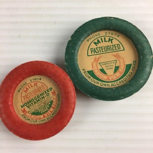 Zwei Vintage Wiesenblick Bauernhof Milch Kronkorken - Magnete