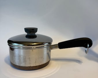 Cacerola Revere Ware de 1 cuarto de galón, de acero inoxidable con fondo revestido de cobre y tapa, fabricada en EE. UU.