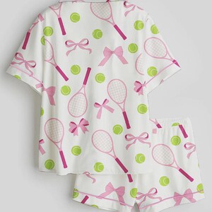 Tennispyjamasset – Coquette-sovkläder med rosetter, racketar – Bachelorette Summer Loungewear bild 3