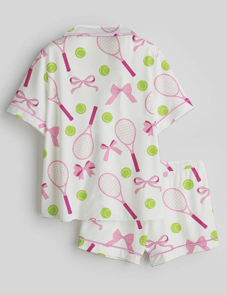 Tennispyjamasset – Coquette-sovkläder med rosetter, racketar – Bachelorette Summer Loungewear bild 3