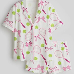 Tennispyjamasset – Coquette-sovkläder med rosetter, racketar – Bachelorette Summer Loungewear bild 2