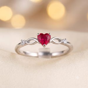 Anillo de compromiso de oro blanco de 14 quilates con rubí natural talla corazón de 2,00 quilates y diamantes.
