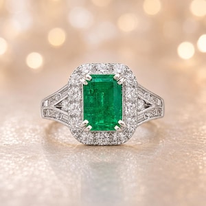 Anillo de compromiso con halo de diamantes y esmeralda natural de 3,00 quilates en oro blanco de 14 quilates (certificado por IGL).