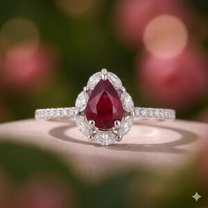 Anillo de compromiso de oro blanco de 14 quilates con rubí natural talla pera de 2,20 quilates y diamantes.